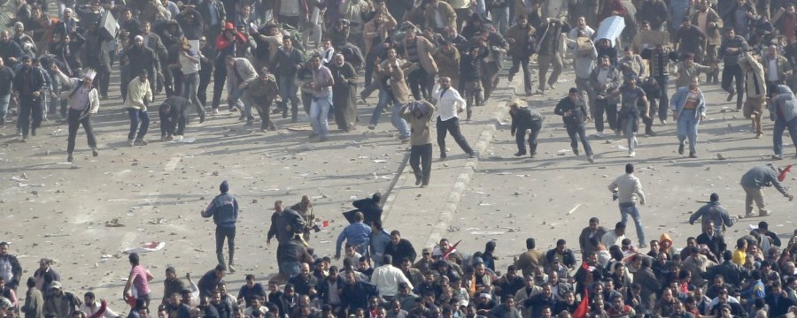 الاعتداء متظاهرين ميدان التحرير بالخيول والجمال 2011/2/2