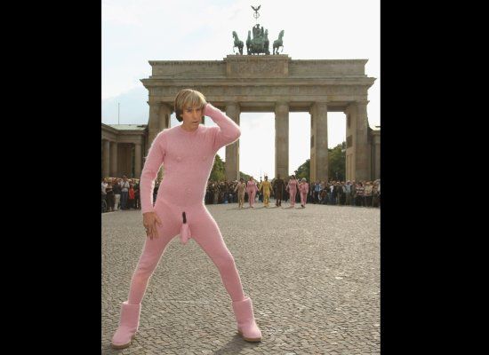  penis and pubic hair for photos at the Brandenburg Gate in Berlin