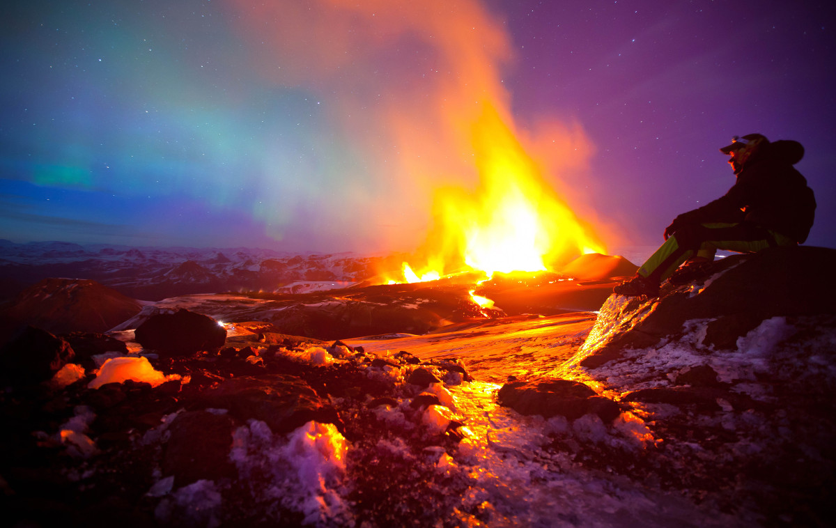 Fuegos fatuos: volcán en Islandia hace erupción entre auroras boreales Slide_210253_708794_free