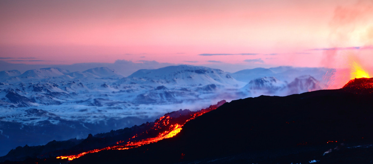 Fuegos fatuos: volcán en Islandia hace erupción entre auroras boreales Slide_210253_708796_free