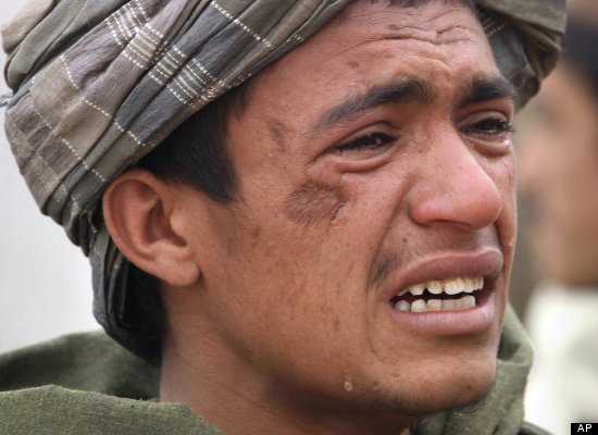 为亲人无辜被杀而哭泣的阿富汗年轻人