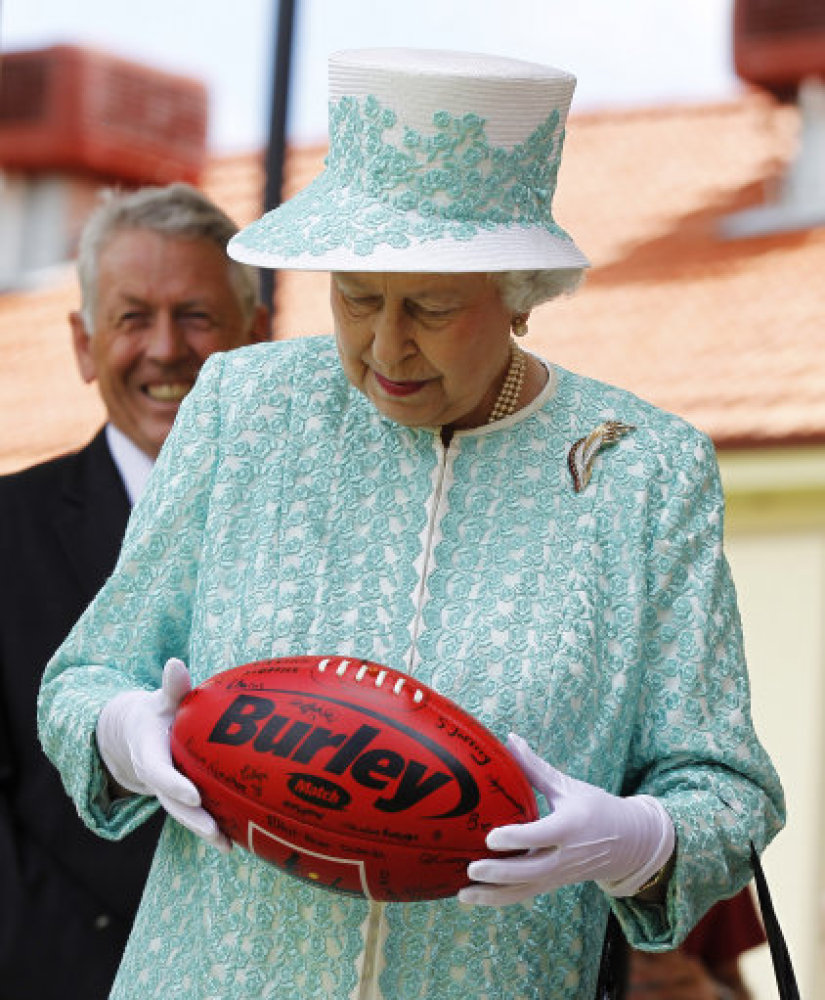 List 102+ Pictures funny photos of queen elizabeth Latest