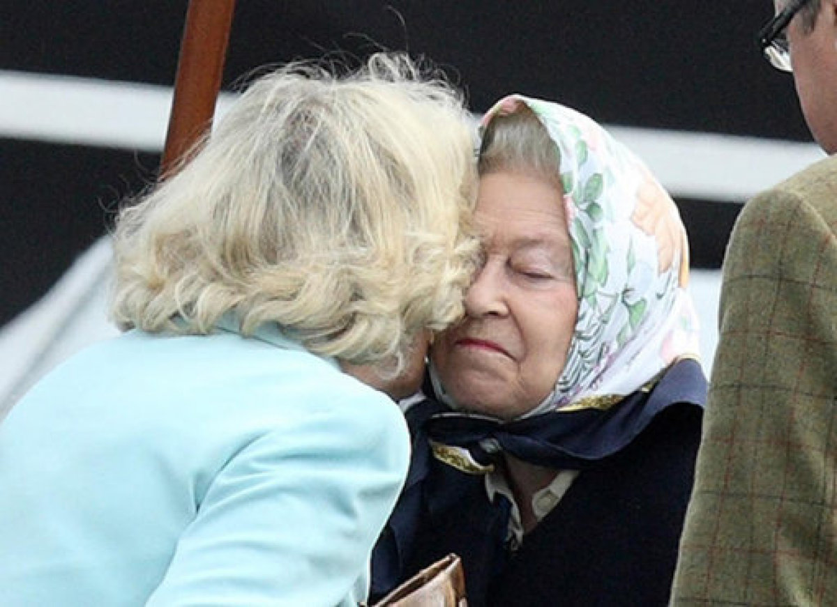 Queen Elizabeth Iis Funniest Pictures To Help Celebrate Her Momentous Milestone Huffpost Uk