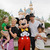 Hugh Jackman con sus hijos en Disneyland