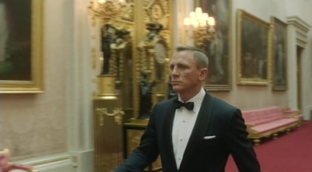 Daniel Craig As James Bond With The Queen Sends Twitter Into Meltdown
