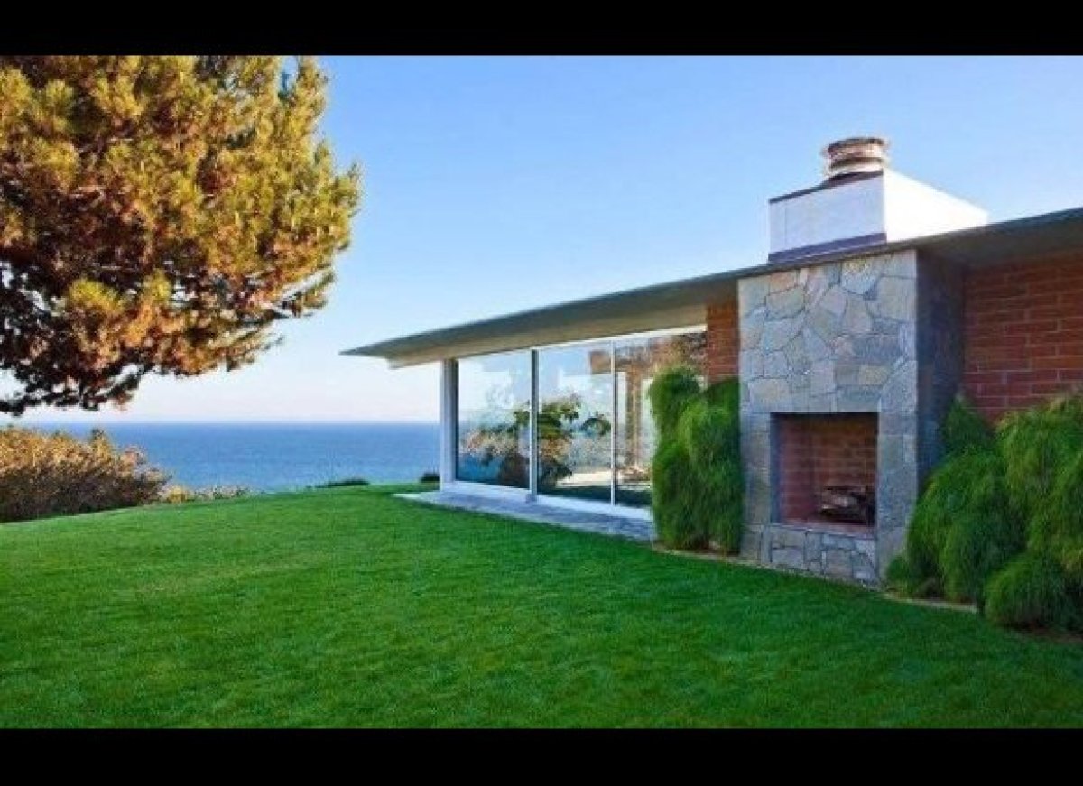 Brad Pitt's Former House Sold For 13M By Ellen DeGeneres, Portia de
