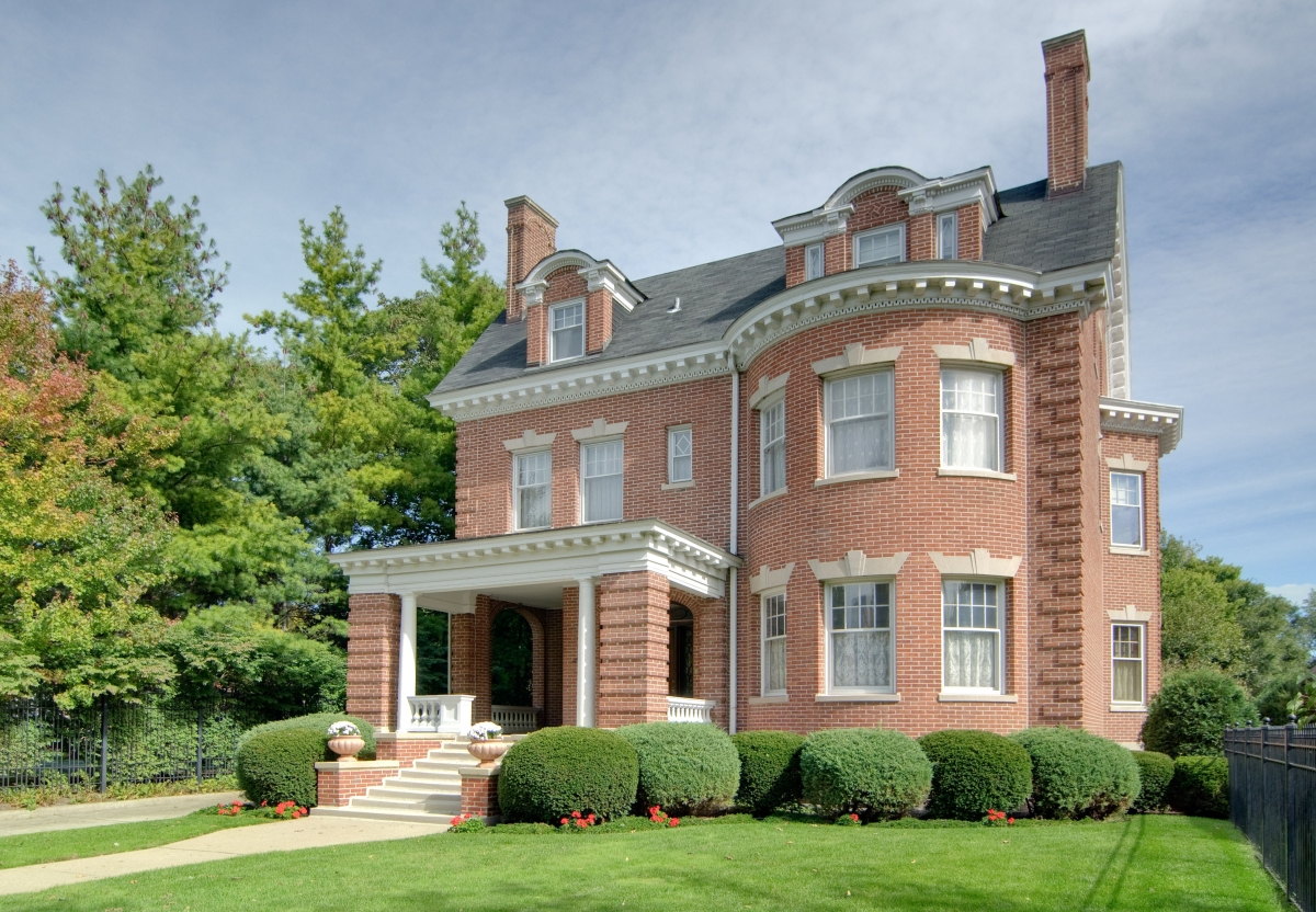 Kenwood Mansion Boasts 5 Fireplaces, 10,000 Square Feet For 2 Million