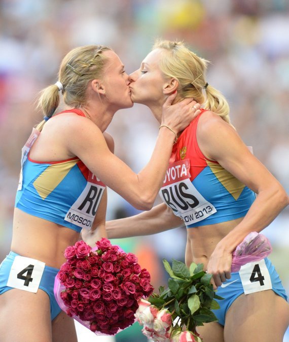 Yulia Gushchina et Kseniya Ryzhova s'embrassent après leur victoire sur le 4x 400m