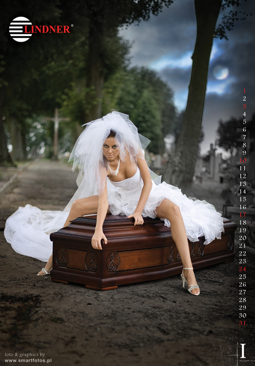 Un calendrier dans lequel des filles dénudées posent sur des cercueils fait polémique Slide_261115_1717903_free