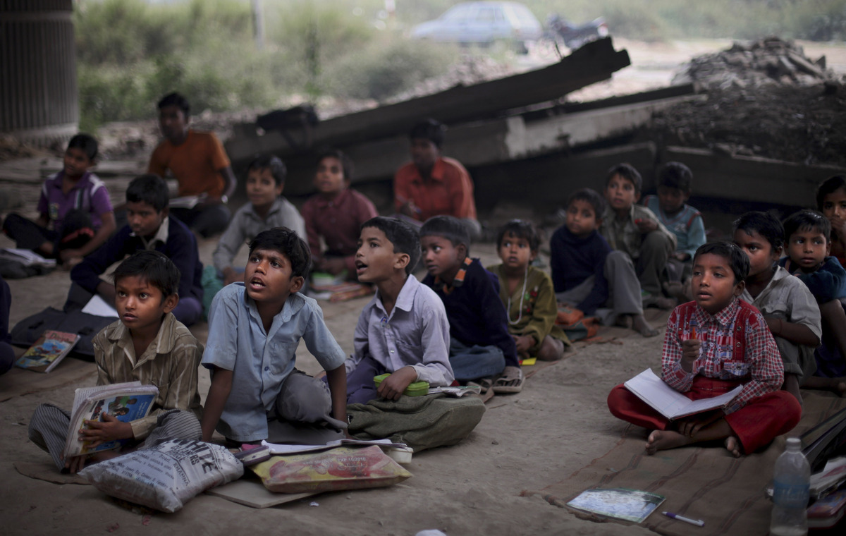 أطفال الفقراء يدرسون تحت جسر الميترو. Slide_267330_1832915_free