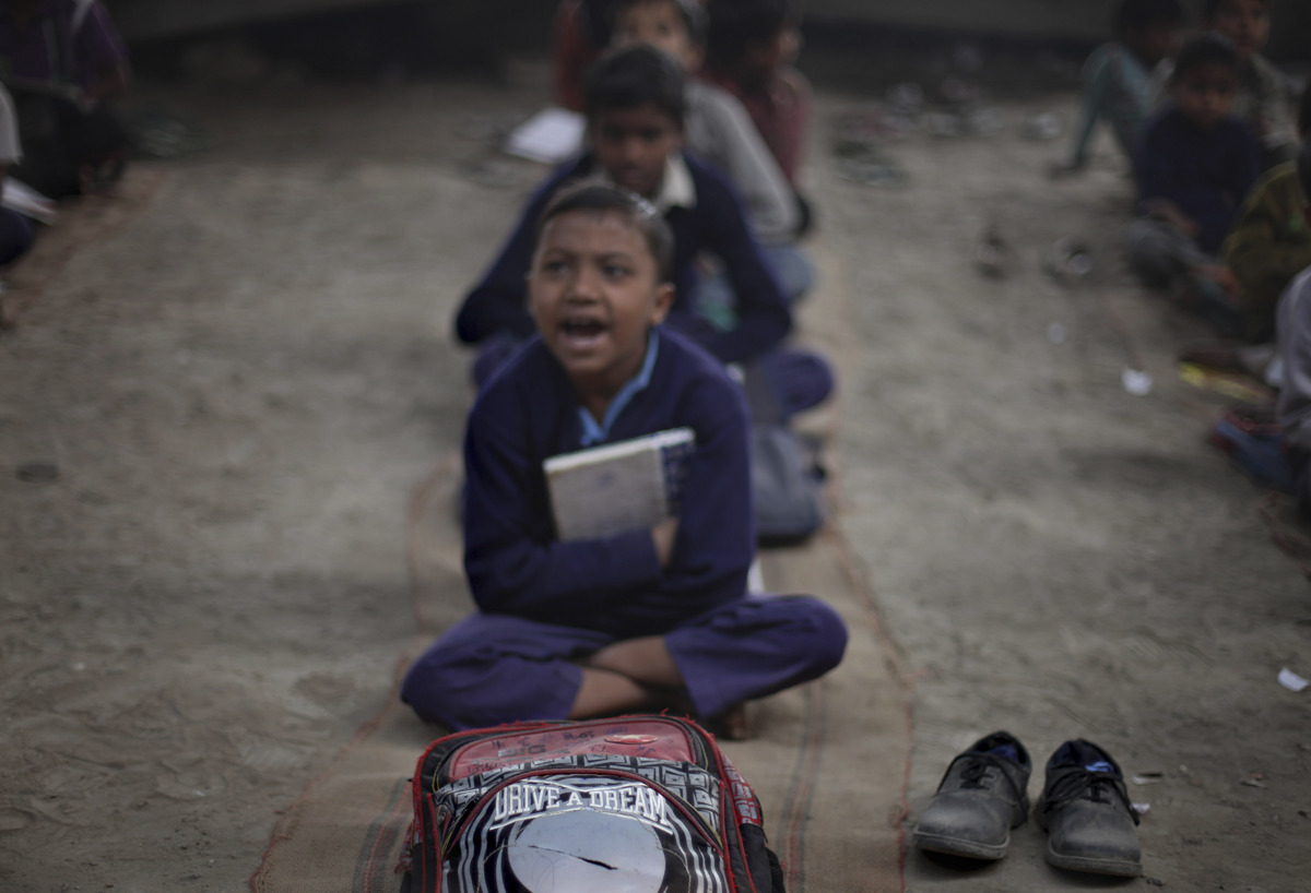 أطفال الفقراء يدرسون تحت جسر الميترو. Slide_267330_1832922_free