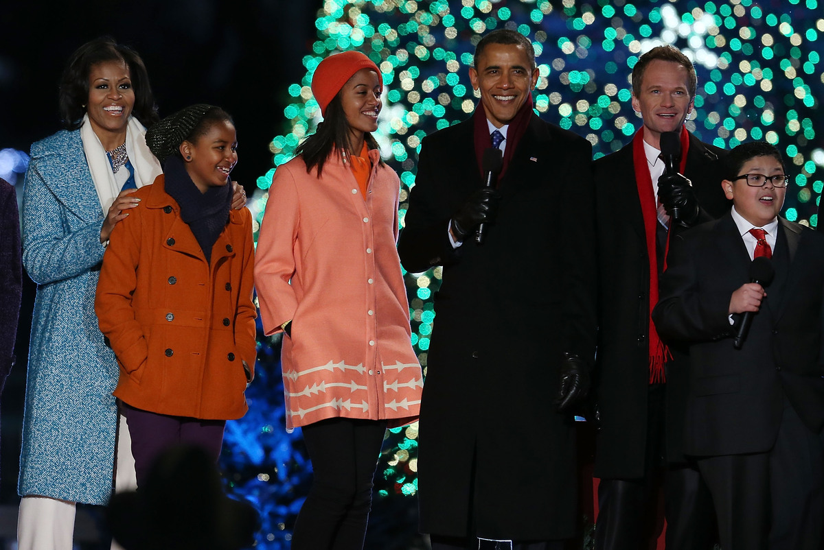 White House Tree Lighting Photos Michelle Obama & Family Cozy Up