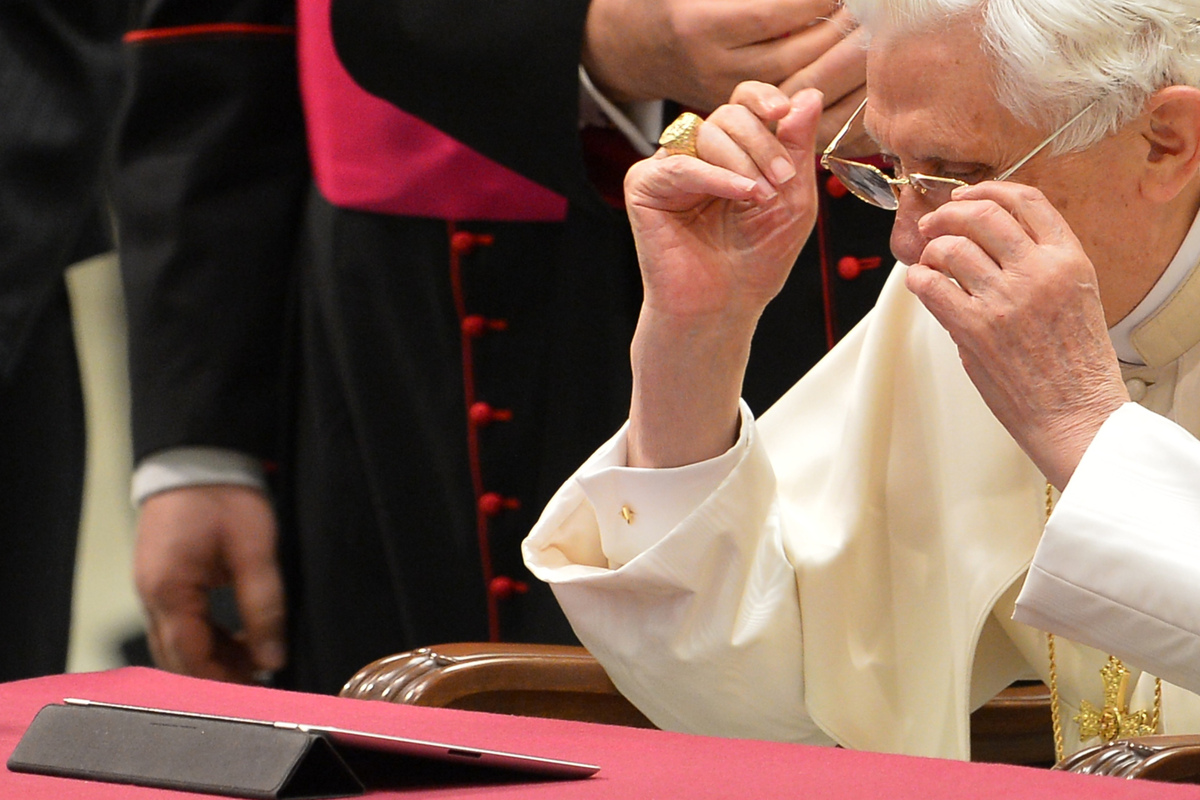 Pope Sends First Tweet From Pontifex HuffPost