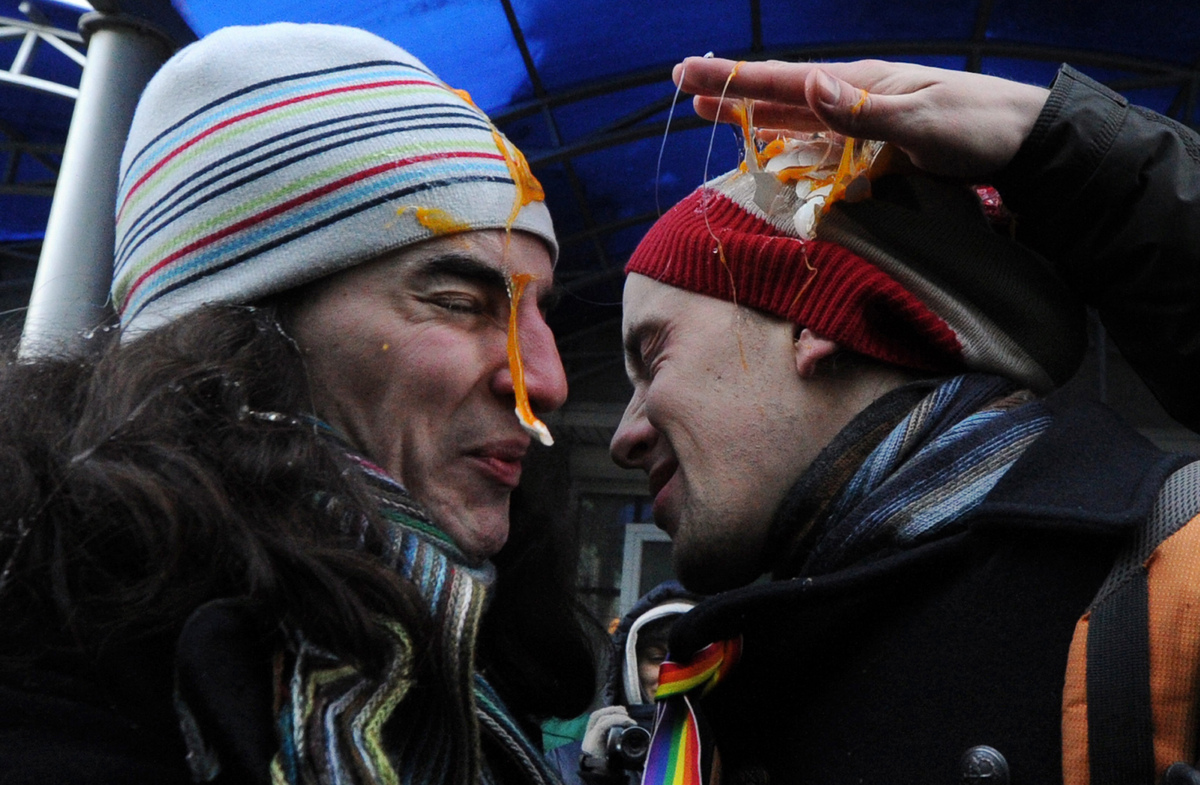 Russian Gay Rights Activists Stage Kiss In Protest In Moscow Huffpost