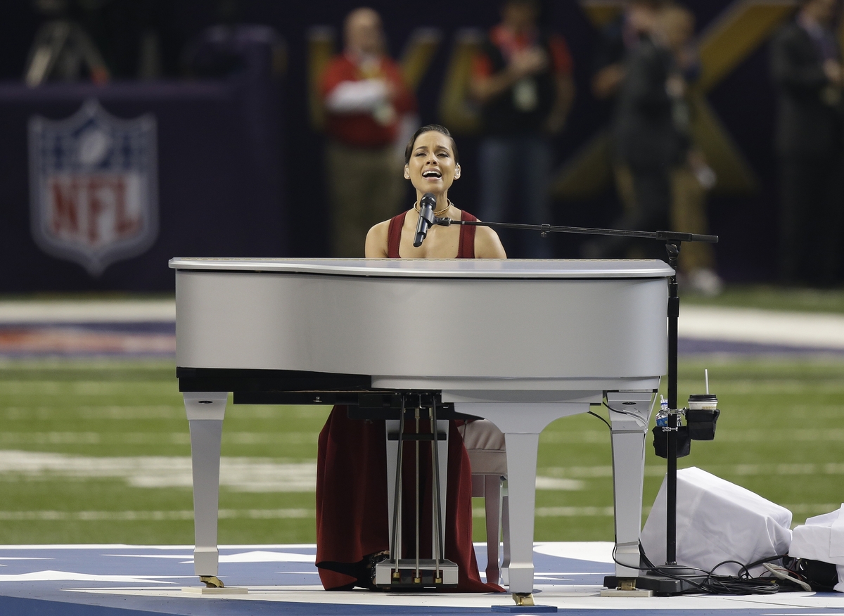 Alicia Keys cantando el himno conmovió con su intepretación a millones de persona