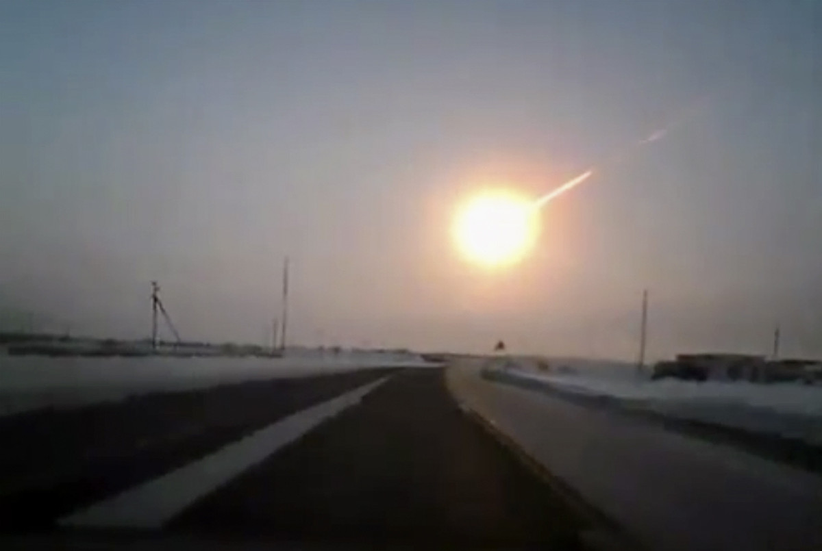 Meteor Streaks Across Russian Urals, Leaves Nearly 1000 Injured  Slide_281209_2114023_free