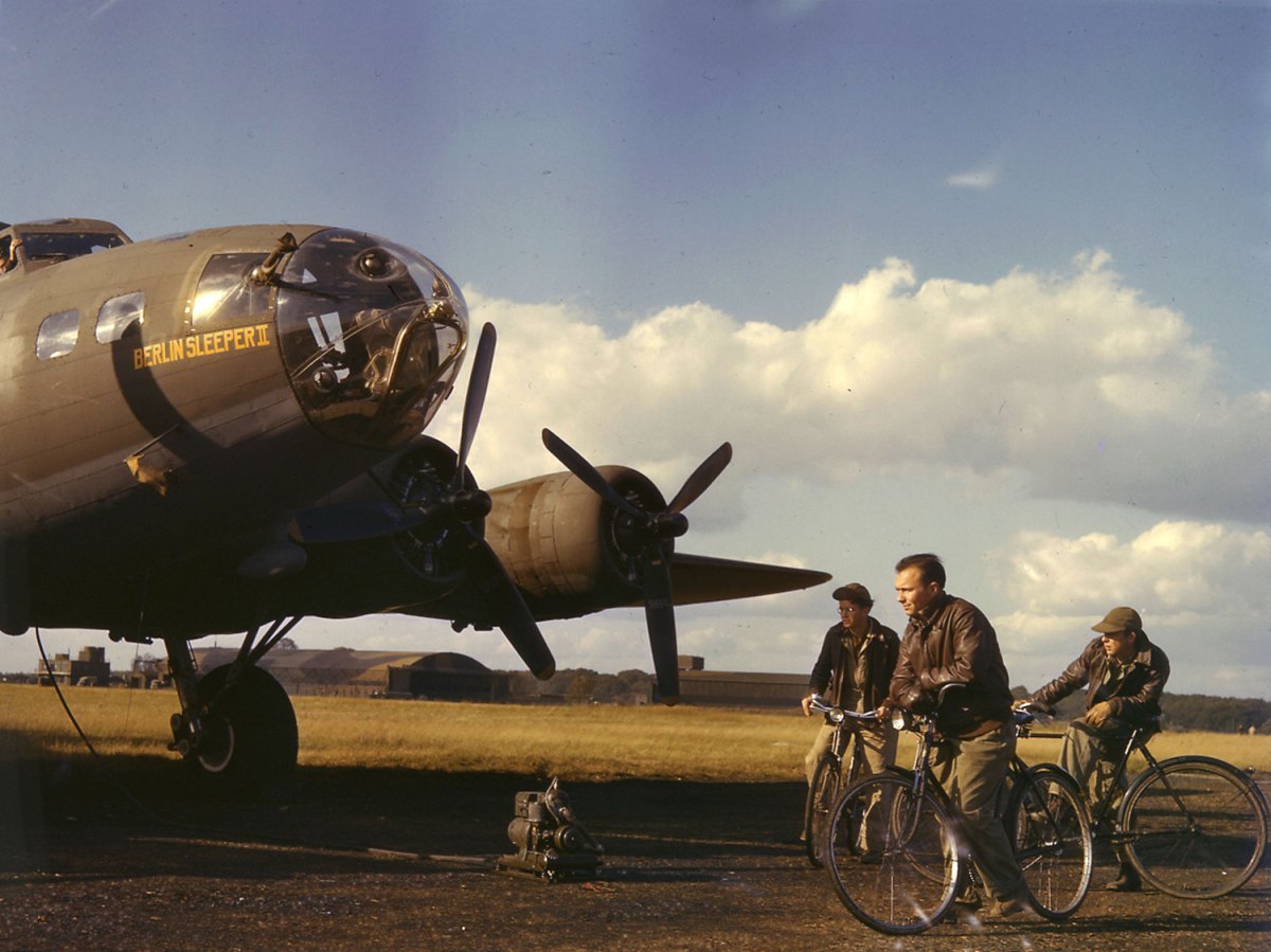 WWII In Color: Rare Photos Show American VIII Bomber Command In 1942 ...