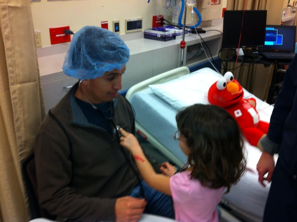 Ирам Леон с дочерью в госпитале