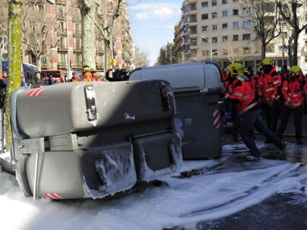 Los bomberos rocían con espuma a los Mossos d'Escuadra en una concentración frente a la Conselleria  Slide_286395_2223006_free