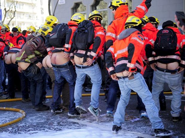 Los bomberos rocían con espuma a los Mossos d'Escuadra en una concentración frente a la Conselleria  Slide_286395_2223007_free