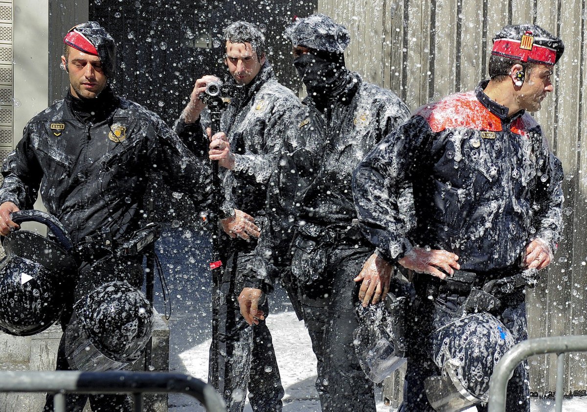 Los bomberos rocían con espuma a los Mossos d'Escuadra en una concentración frente a la Conselleria  Slide_286395_2223009_free