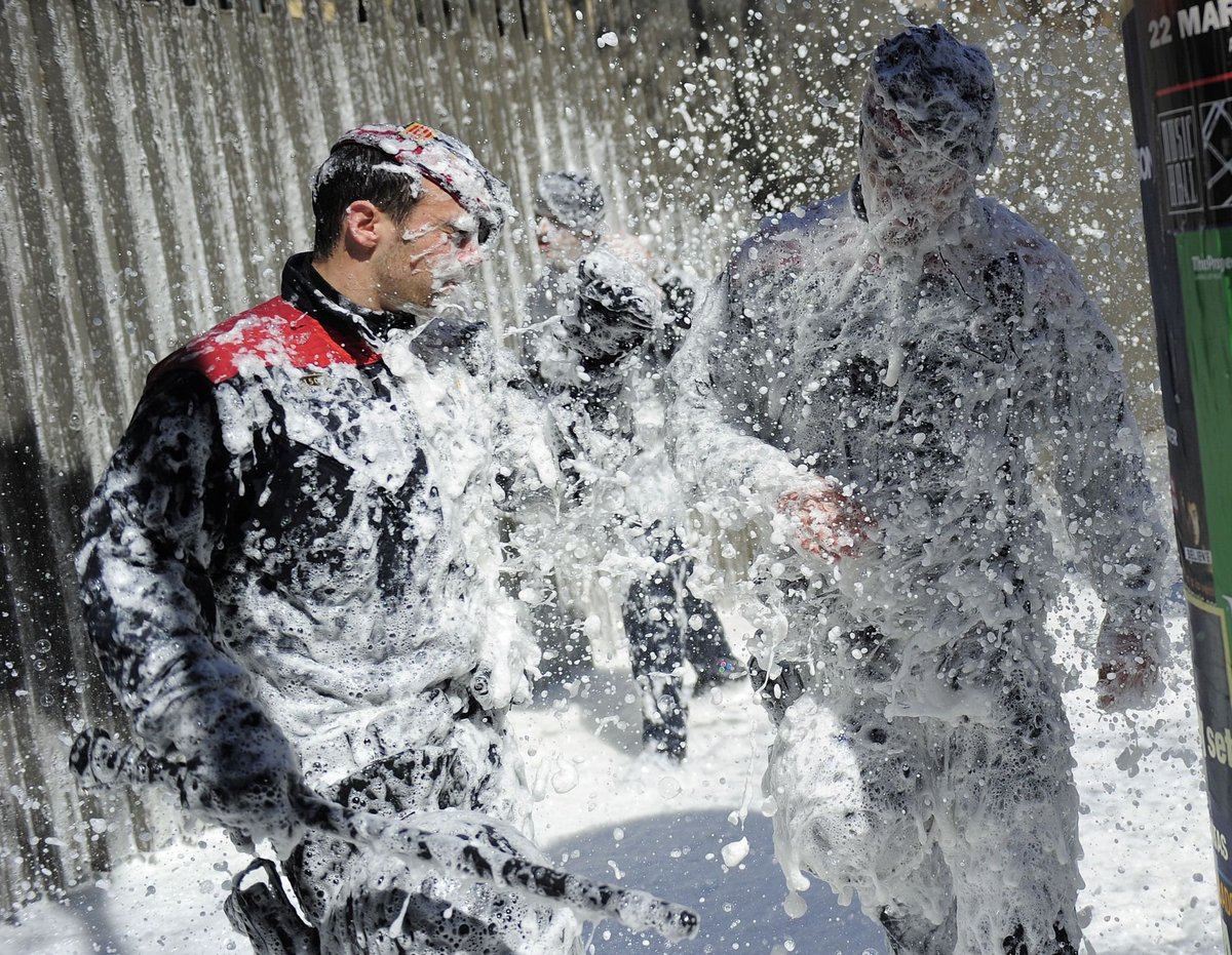 Los bomberos rocían con espuma a los Mossos d'Escuadra en una concentración frente a la Conselleria  Slide_286395_2223011_free