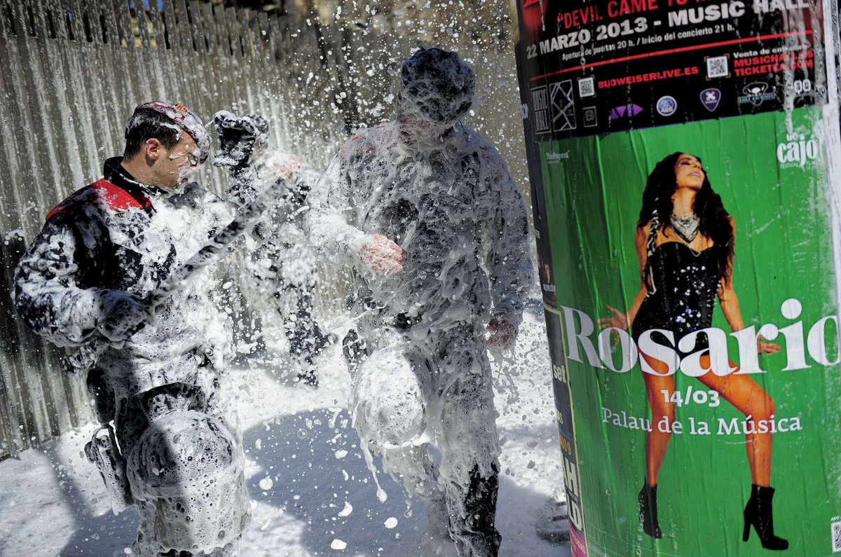 Los bomberos rocían con espuma a los Mossos d'Escuadra en una concentración frente a la Conselleria  Slide_286395_2223016_free