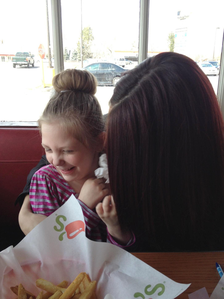 Heroic Chili's Waitress Fixes 'Broken' Cheeseburger For Girl With