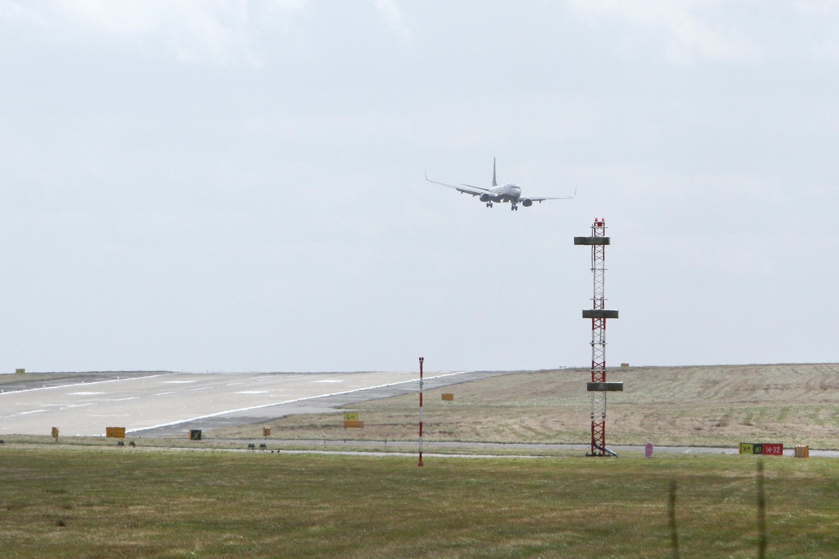 Plane Struggles To Land In High Winds At Leeds Bradford Airport