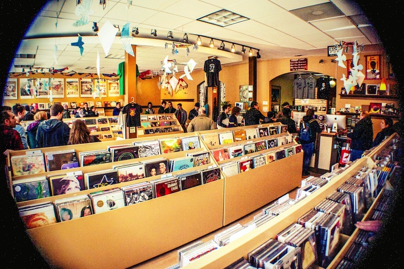 Record Store Day 2013 In Chicago Vinyl Fans Crowd Into City Shops