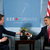 Obama y Cameron chocan botellas de cerveza...