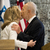 Otro beso de Shimon Peres... 