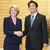2013年10月15日　豪外相と握手する安倍首相
