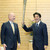 2013年10月16日　トーチを受け取り笑顔の安倍首相