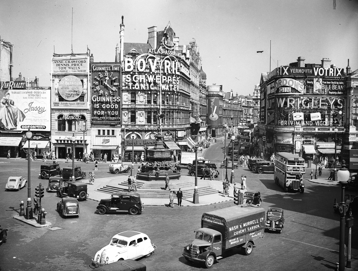 The Extraordinary Transformation Of Piccadilly Circus In Historical