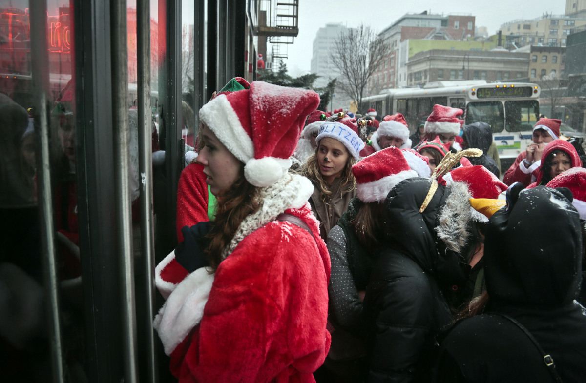 This Santa And Mrs Claus Got Way Too Frisky During New York City Santacon Video Huffpost