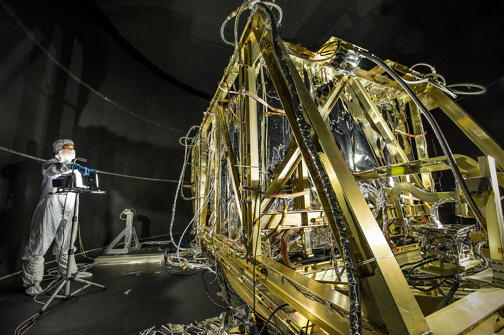 NASA Pics Reveal How The James b Telescope Is Being Built (BIG