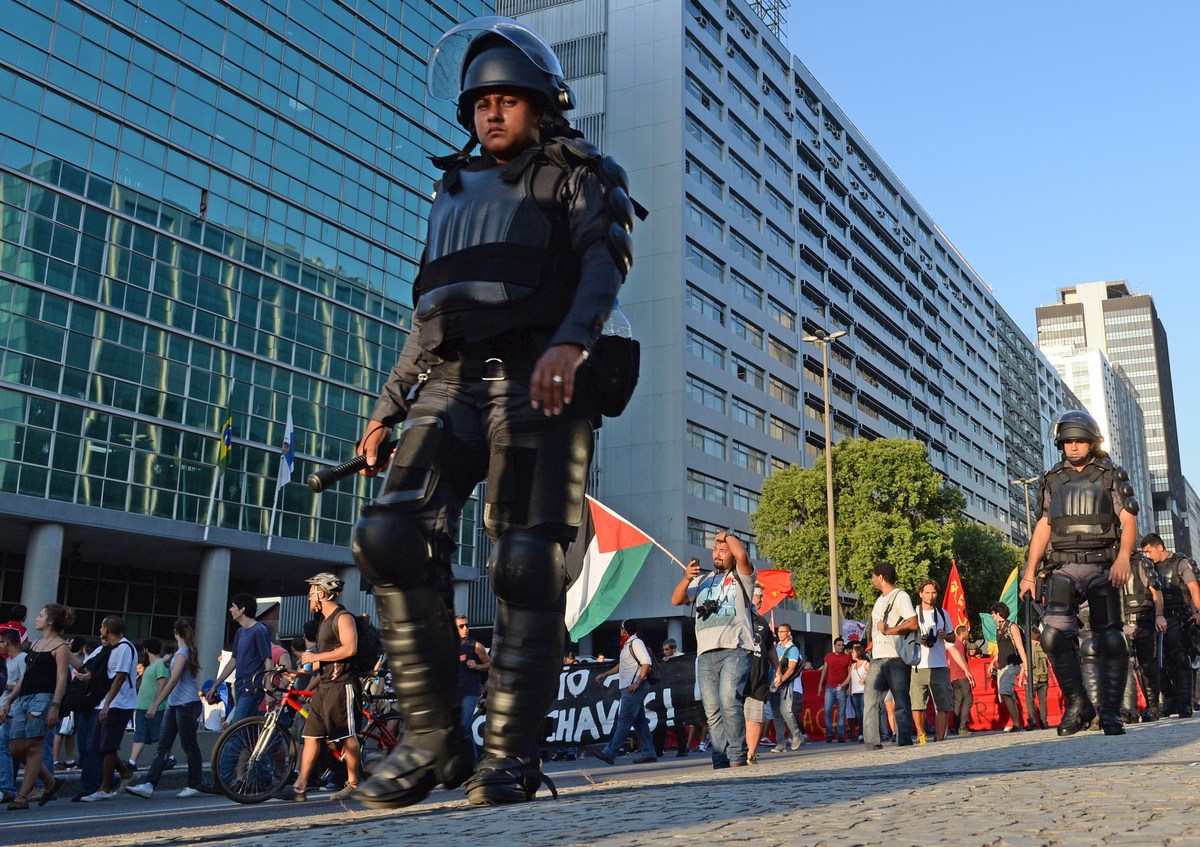 Images In Brazil, Protesters And Government Prepare To Face Off Ahead Of The World Cup | HuffPost 2 World Cup 2014 Images In Brazil, Protesters And Government Prepare To Face Off Ahead Of The World Cup | HuffPost 2 world cup problems