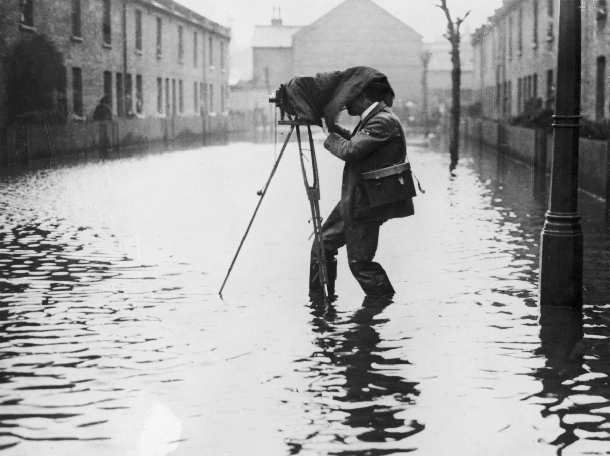 25 Unbelievable Historic Pictures Of Britons Taking On The Thames