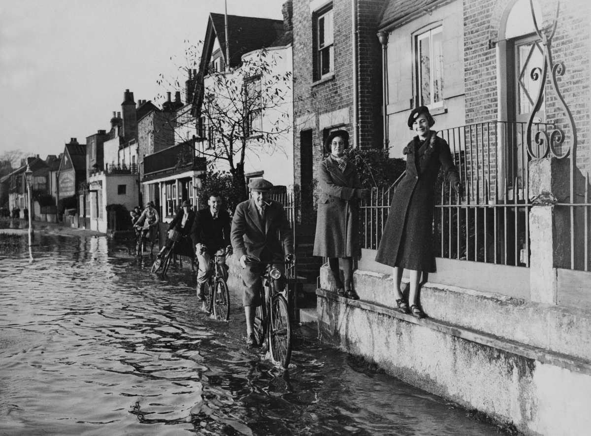 25 Unbelievable Historic Pictures Of Britons Taking On The Thames
