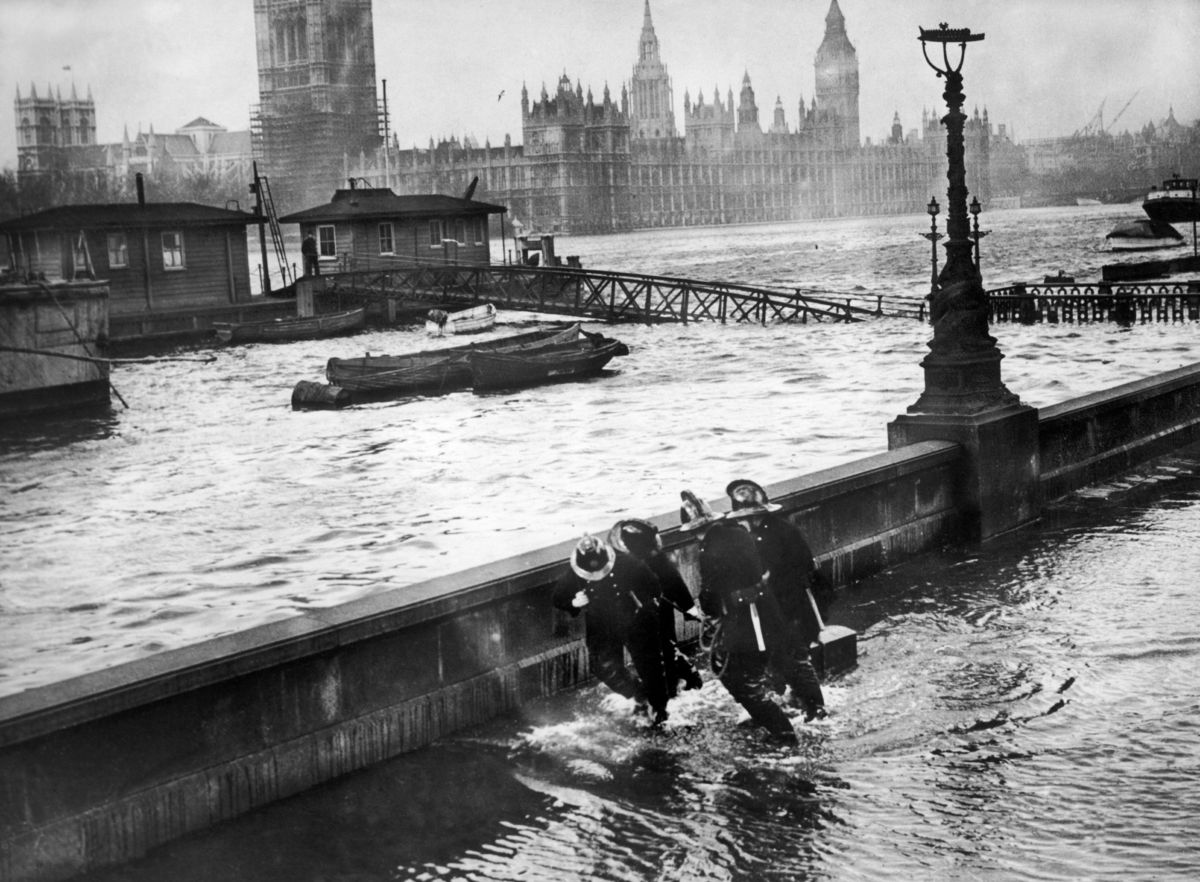 25 Unbelievable Historic Pictures Of Britons Taking On The Thames Floods And Winning Photos