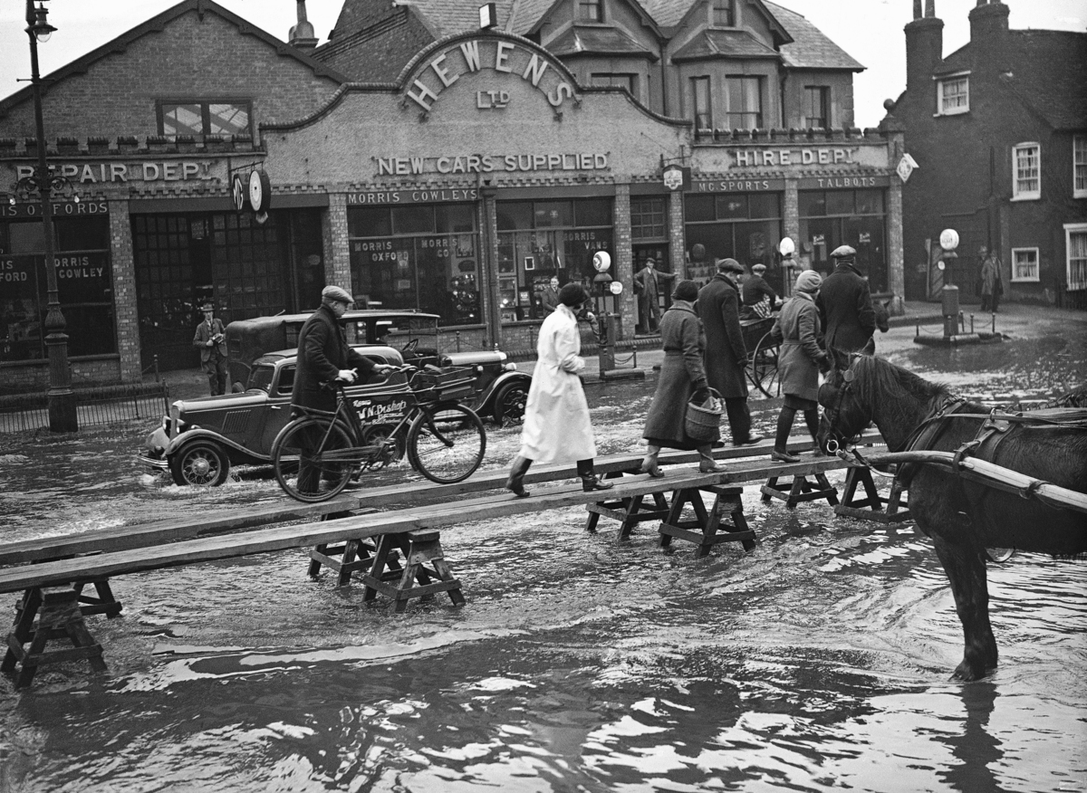 25 Unbelievable Historic Pictures Of Britons Taking On The Thames