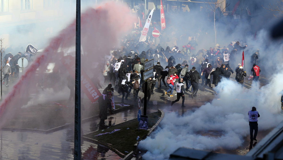 19 Shocking Photos Of Riot Police Clashing With Protesters In Turkey Pictures Huffpost Uk 0738