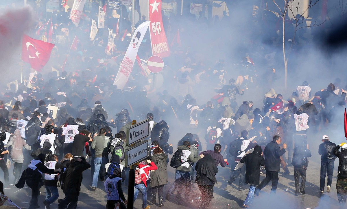 19 Shocking Photos Of Riot Police Clashing With Protesters In Turkey ...