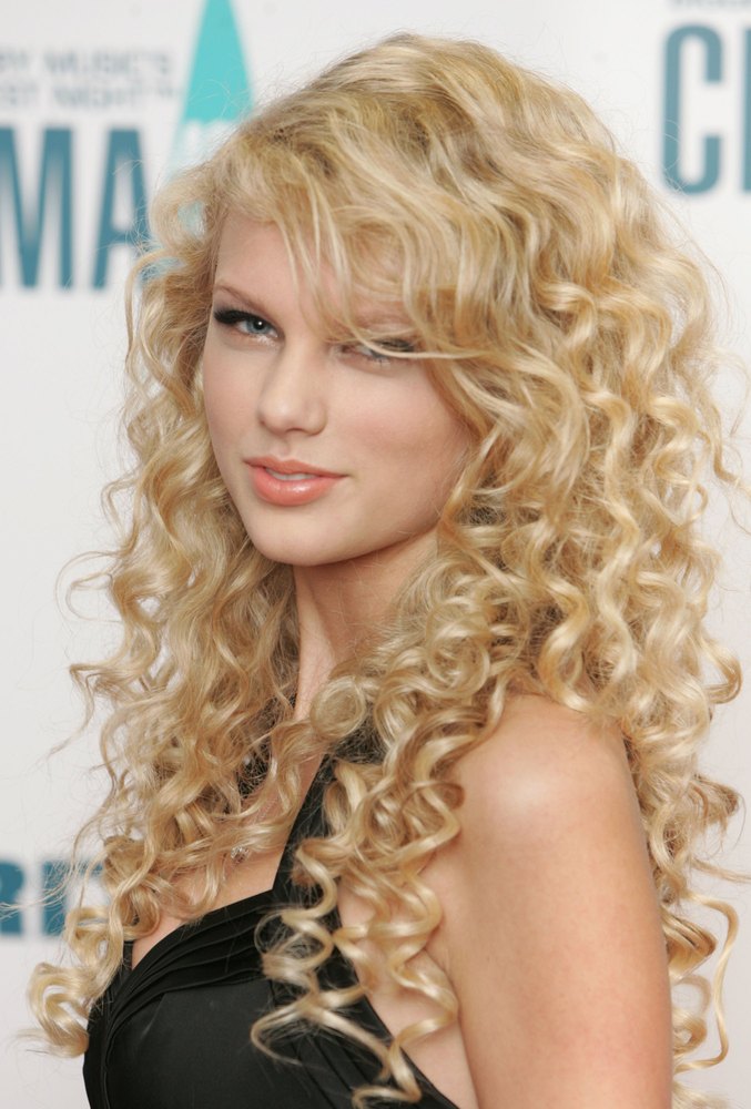 Taylor Swifts Hair Has Really Transformed Over The Years Huffpost 