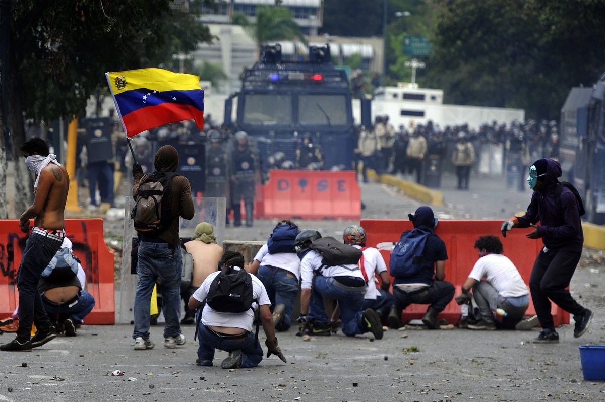 Venezuela Protests Rage As Student Leader Is Killed (PICTURES