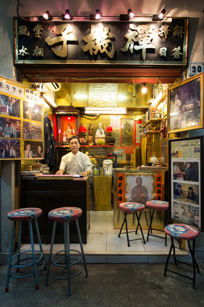 Oddly Mesmerizing Photos Of Hong Kong�s Fortune Tellers