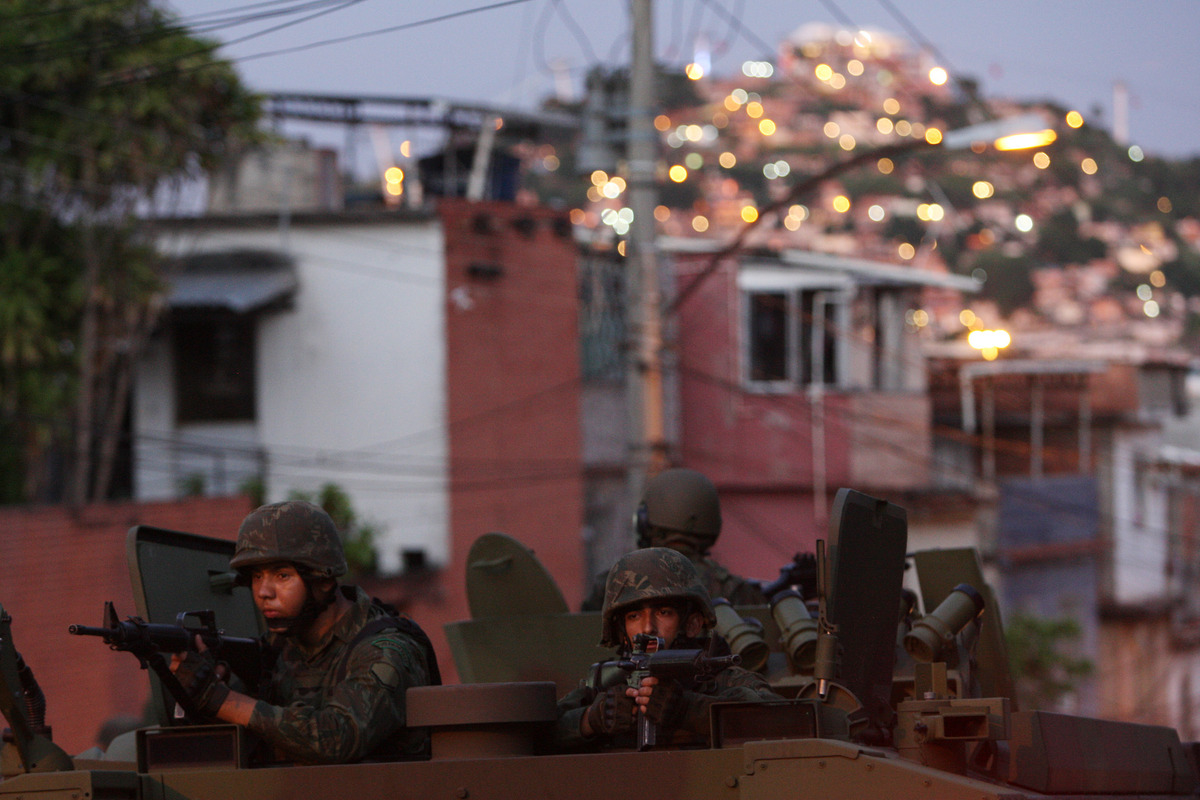 Capotamento deixa três mortos na zona sul de SP - 07/04/2014 - Cotidiano -  Folha de S.Paulo