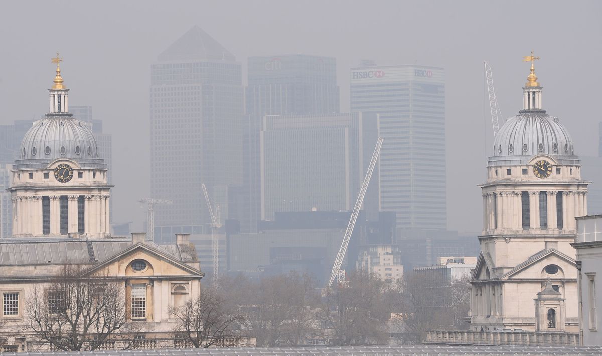 Saharan Rain 12 Incredible Pictures Of London Shrouded In Smog