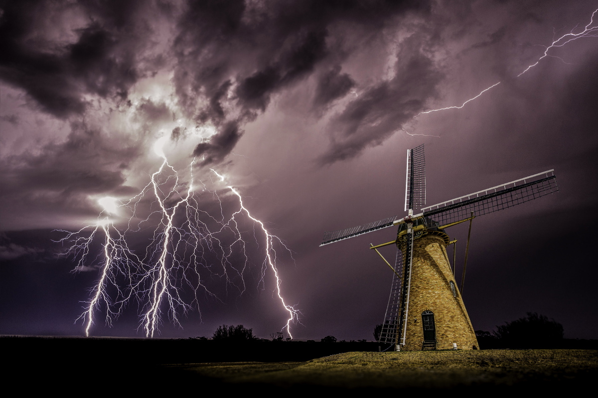 16 Spine Tingling Shots Of Lightning Strikes Illuminating